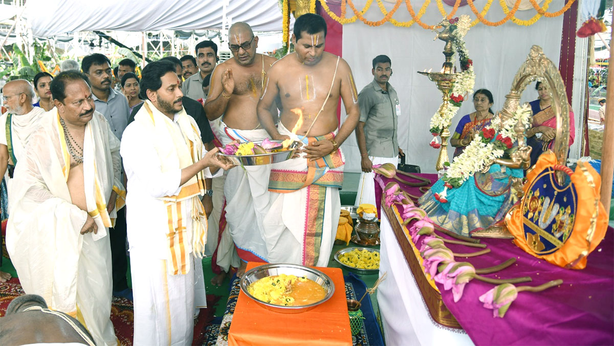 CM_20YS_20Jagan_20Participates_20Sri_20Lakshmi_20Maha_20Yagnam_20Vijayawada-32.jpg 32