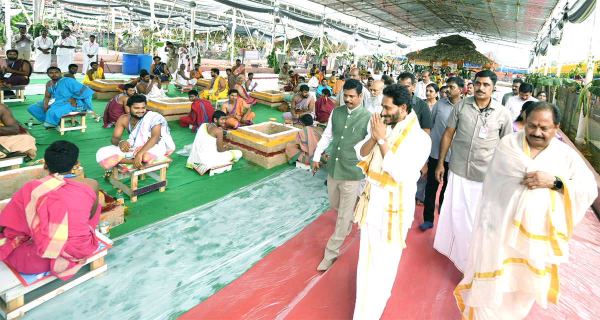 CM_20YS_20Jagan_20Participates_20Sri_20Lakshmi_20Maha_20Yagnam_20Vijayawada-39.jpg 38
