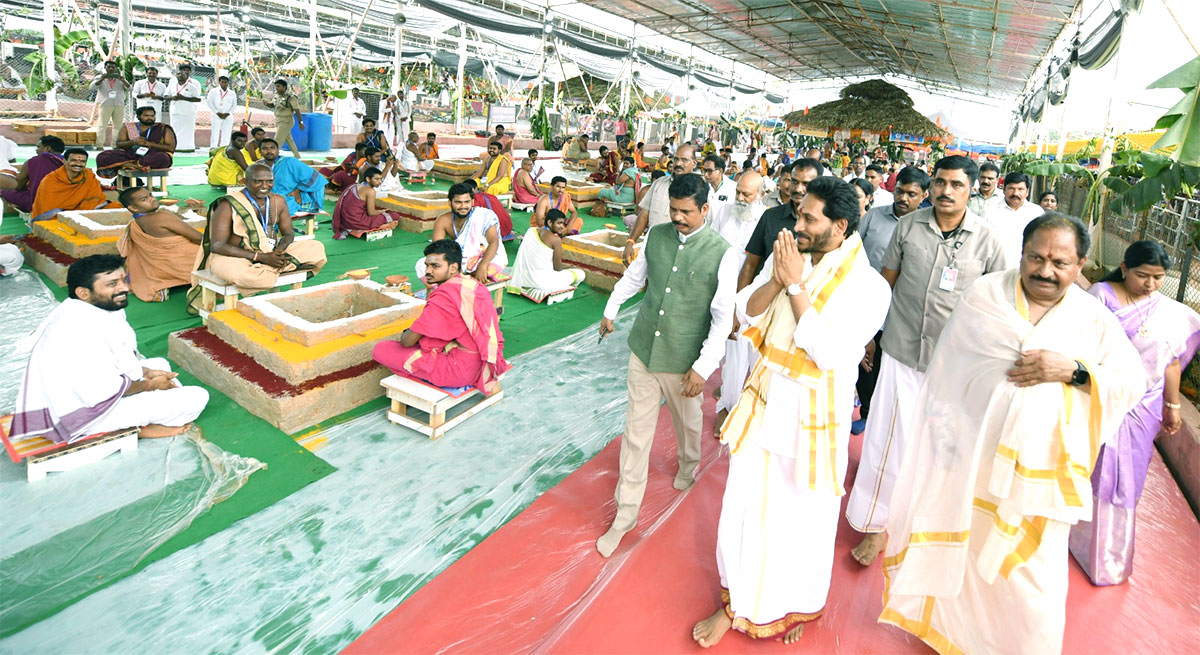 CM_20YS_20Jagan_20Participates_20Sri_20Lakshmi_20Maha_20Yagnam_20Vijayawada-40.jpg 39