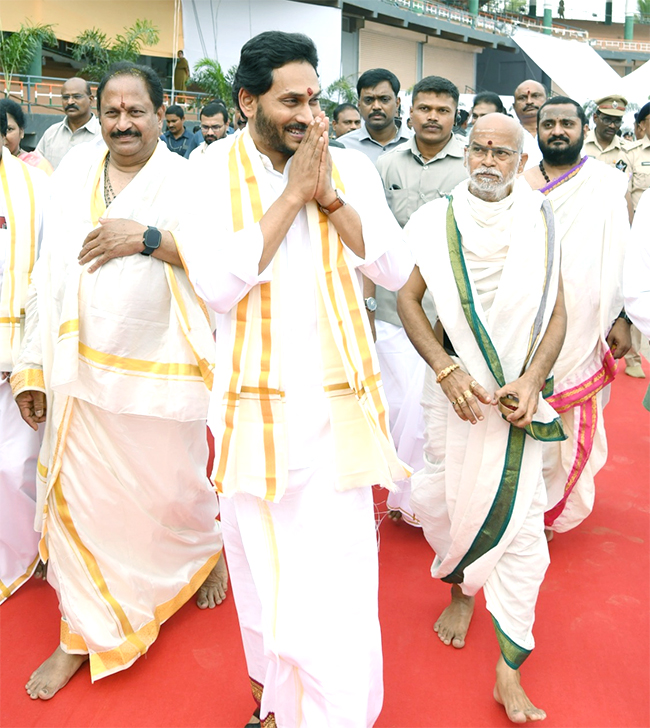 CM_20YS_20Jagan_20Participates_20Sri_20Lakshmi_20Maha_20Yagnam_20Vijayawada-5.jpg 5