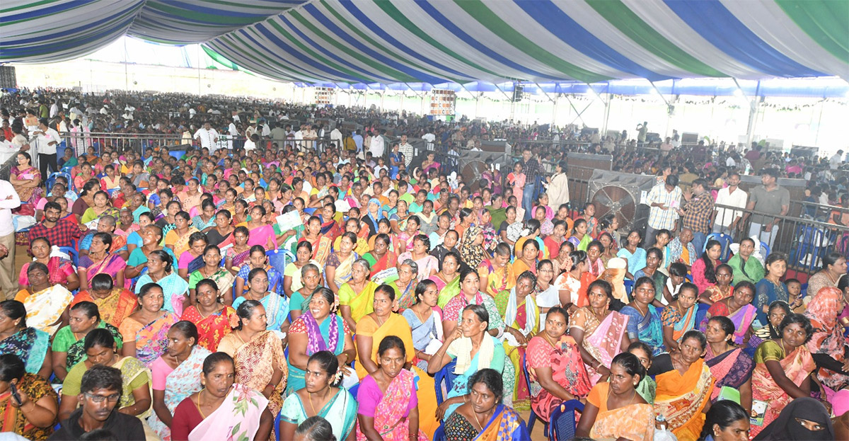 YS_20Jagan_20Nellore_20Tour_20Granting_20Rights_20Dotted_20Lands_20Massive_20Public-21.jpg 21