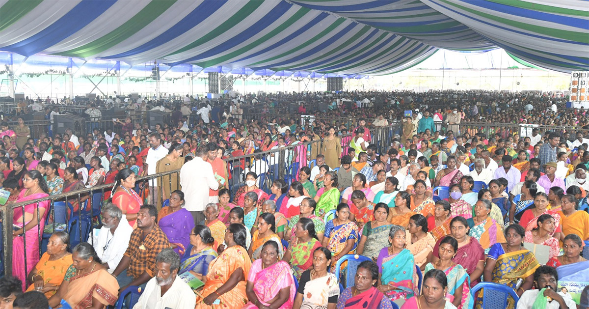 YS_20Jagan_20Nellore_20Tour_20Granting_20Rights_20Dotted_20Lands_20Massive_20Public-4.jpg 4
