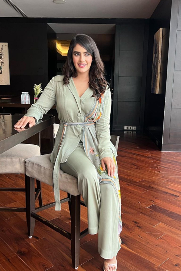 kavya-thapar-insta-pics.jpg 6