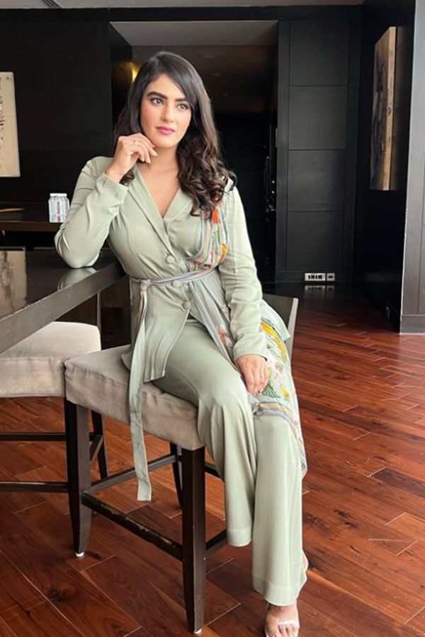 kavya-thapar-new-stills.jpg 9