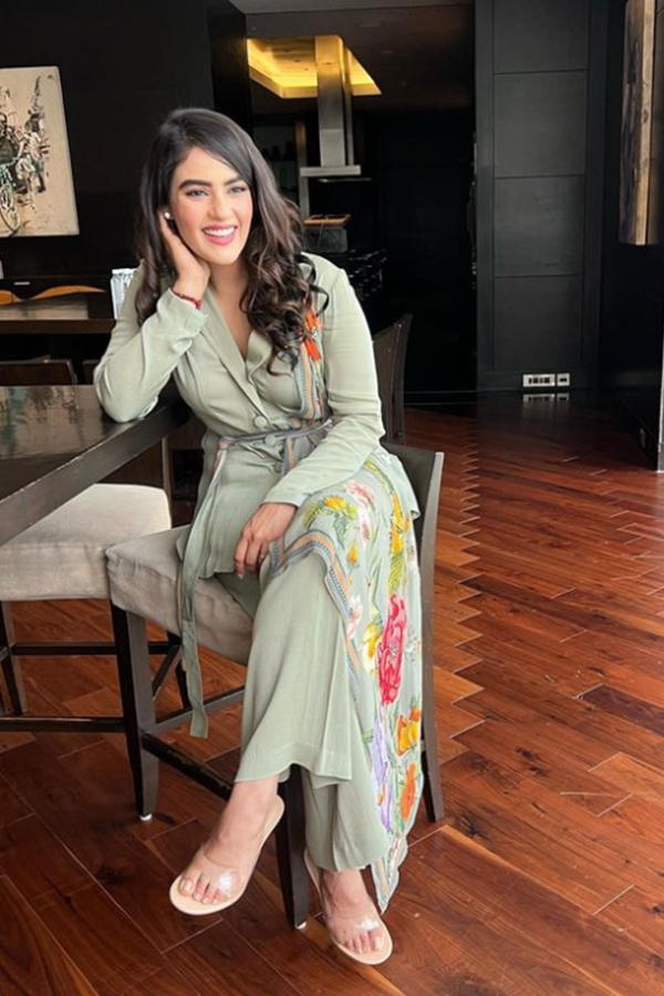 kavya-thapar-twitter-pics.jpg 10