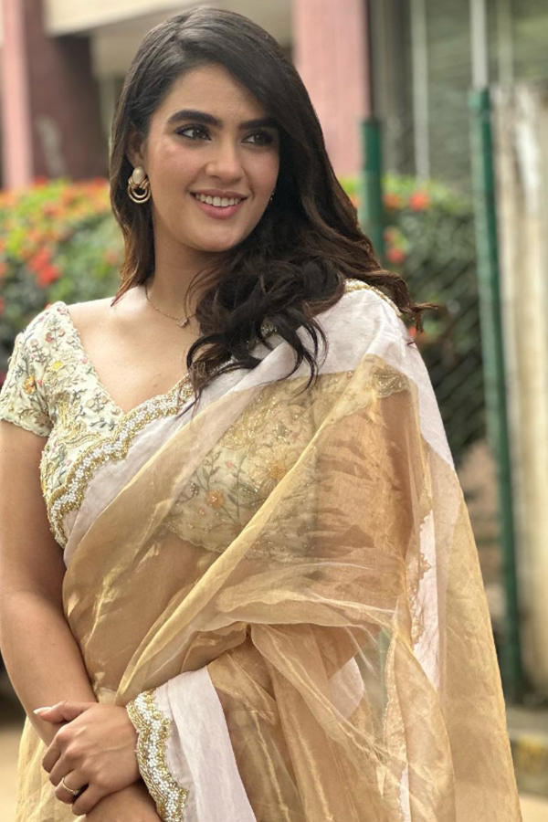 market-raja-mbbs-movie-heroine-pics.jpg 11