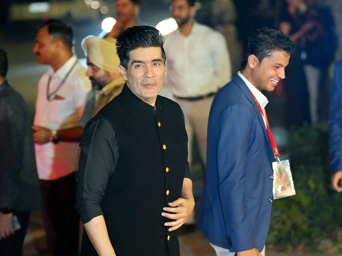 Parineeti_20Chopra_20Raghav_20Chadha_20Engagement_20Photos_8.jpg 5