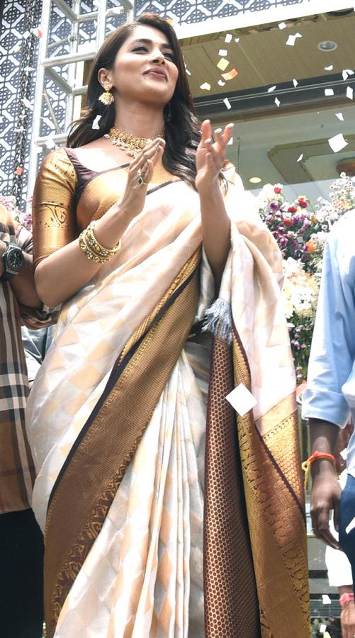 Pooja_20Hegde_20at_20shop_20opening_20at_20Hanamkonda_20Pics-21.jpg 21