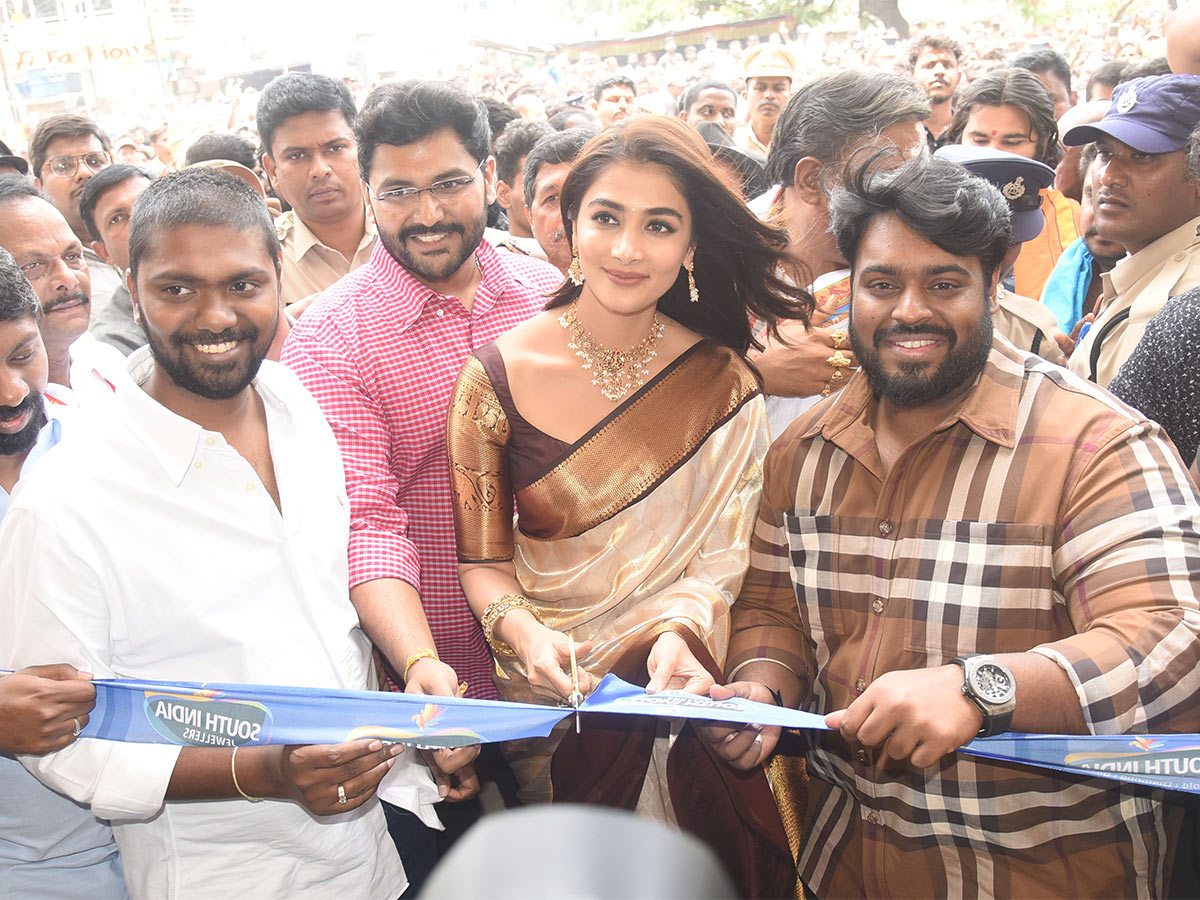 Pooja_20Hegde_20at_20shop_20opening_20at_20Hanamkonda_20Pics-28.jpg 28