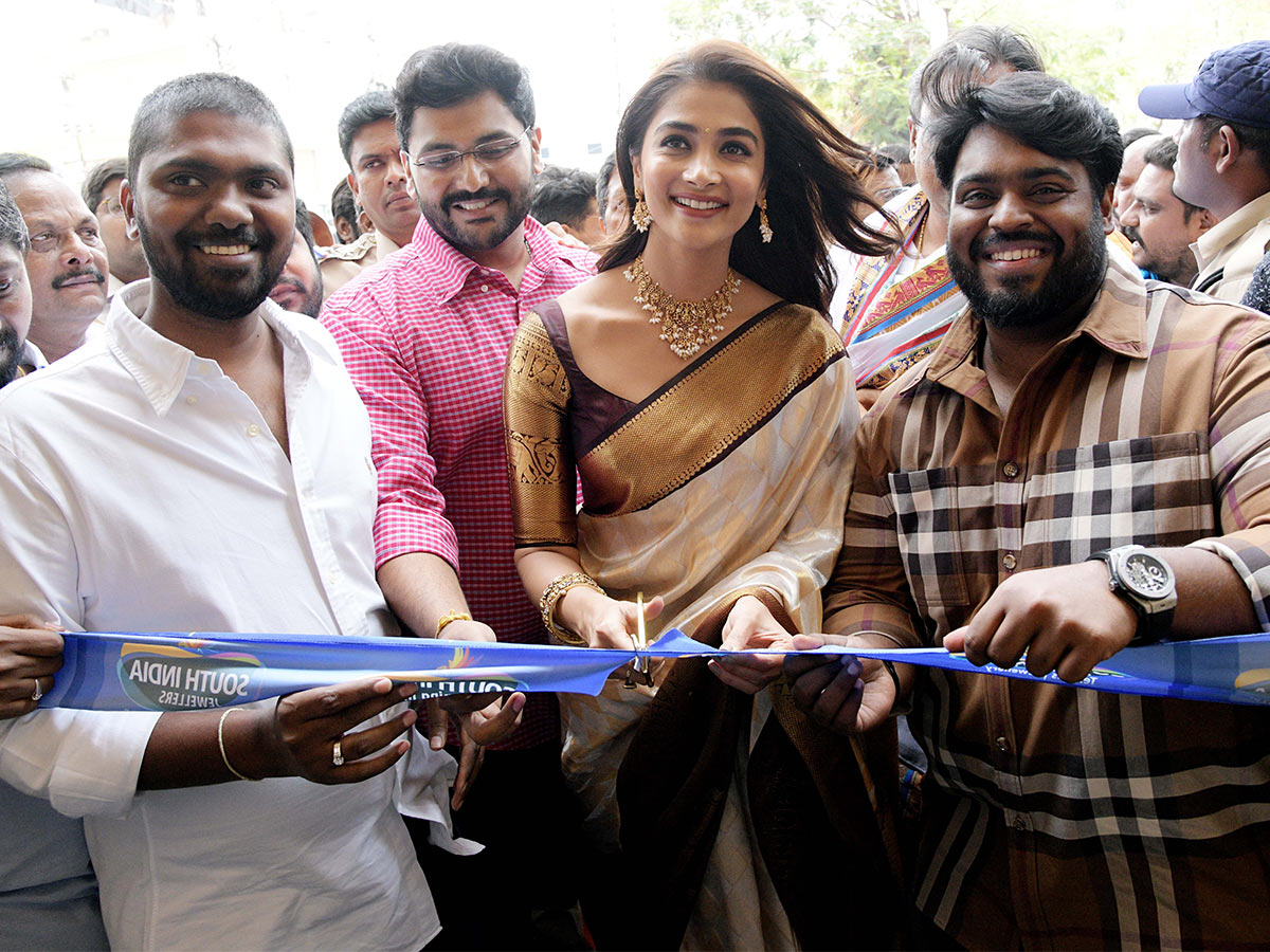 Pooja_20Hegde_20at_20shop_20opening_20at_20Hanamkonda_20Pics-3.jpg 3