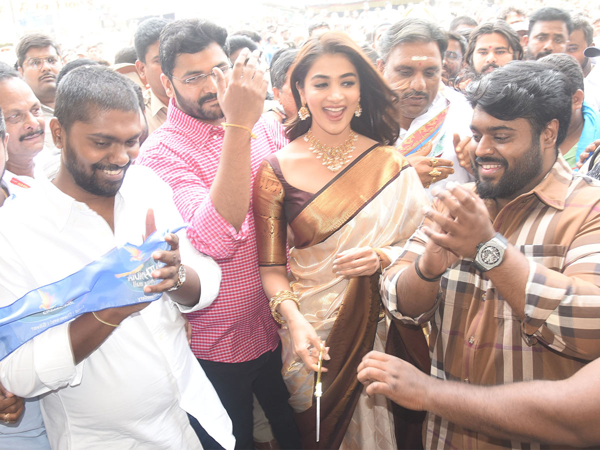 Pooja_20Hegde_20at_20shop_20opening_20at_20Hanamkonda_20Pics-4.jpg 4