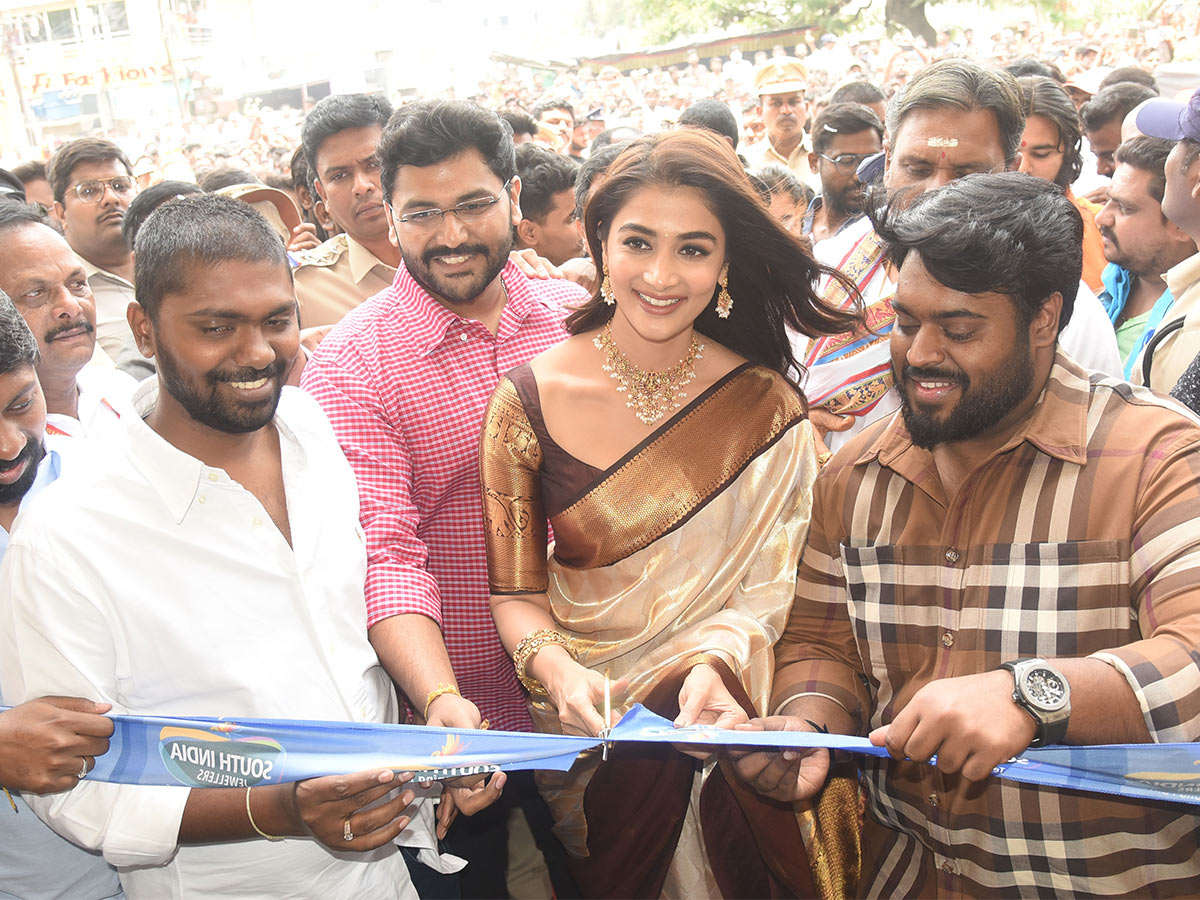 Pooja_20Hegde_20at_20shop_20opening_20at_20Hanamkonda_20Pics-5.jpg 5