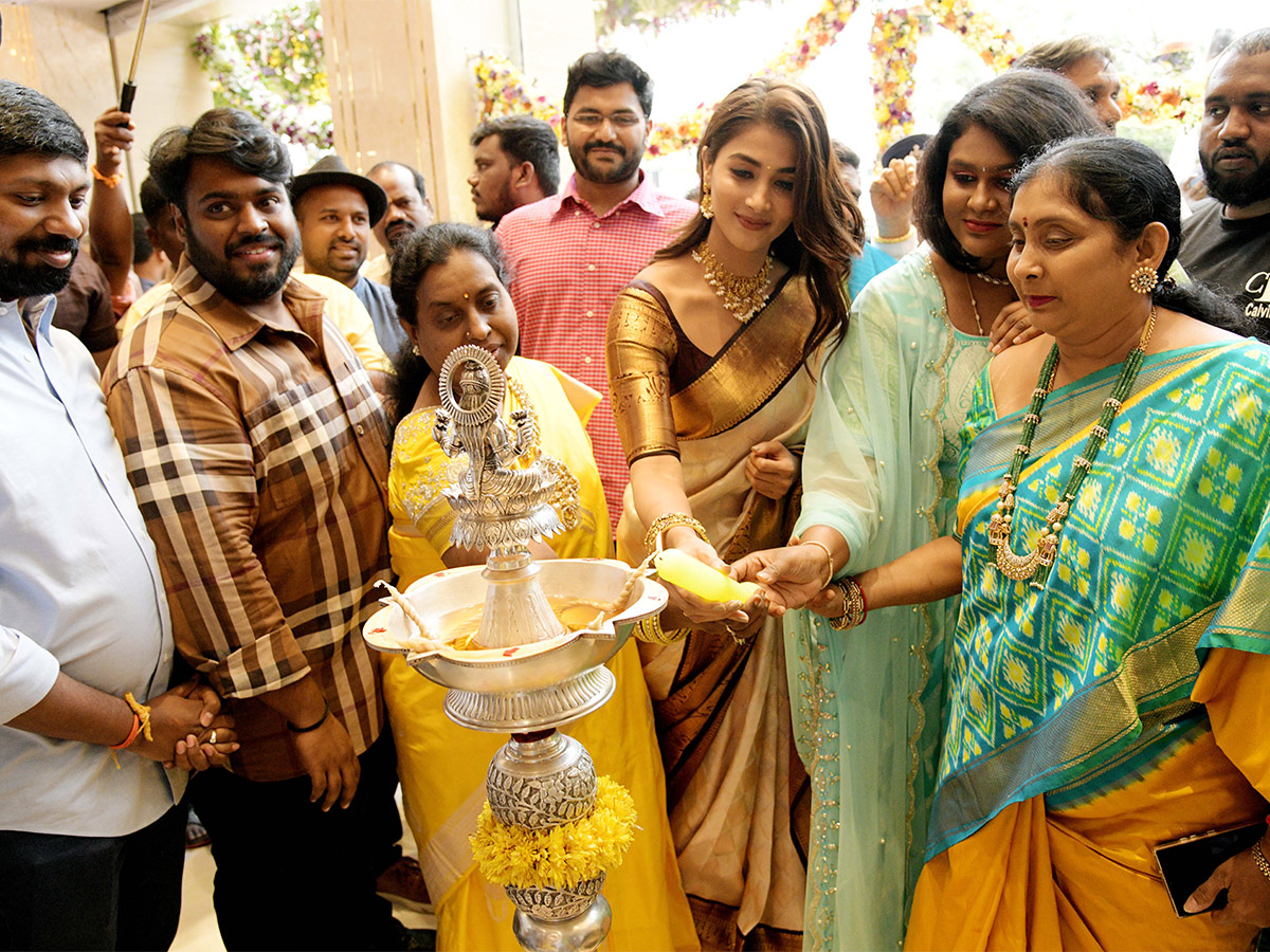 Pooja_20Hegde_20at_20shop_20opening_20at_20Hanamkonda_20Pics-7.jpg 7