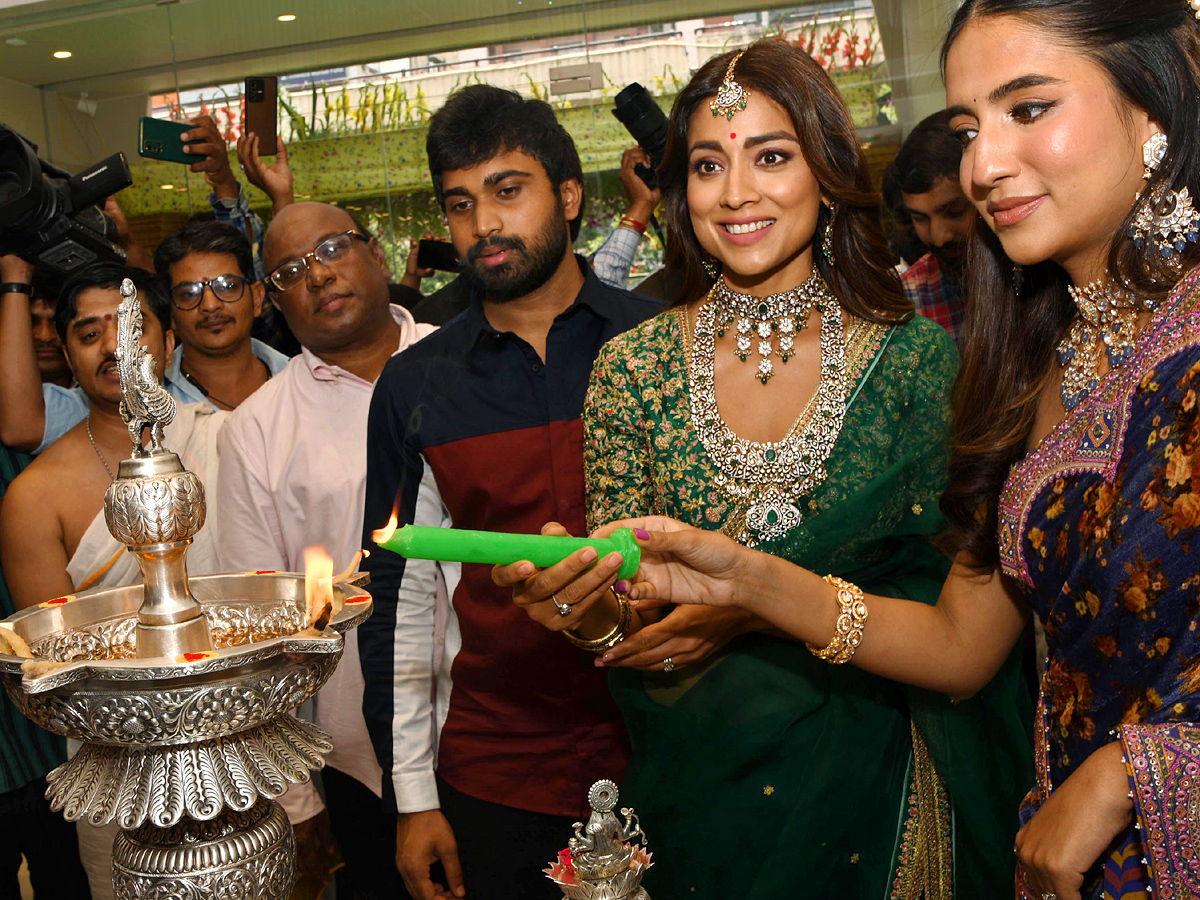 Shriya_20Saran_20inaugurates_20Jewellery_20Store_20in_20Punjagutta_20Photos_1.jpg 1