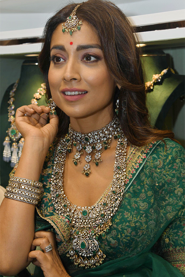 Shriya_20Saran_20inaugurates_20Jewellery_20Store_20in_20Punjagutta_20Photos_2.jpg 2