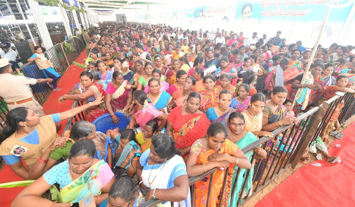 CM_20Jagan_20To_20Release_20YSR_20Matsyakara_20Bharosa_20Funds_20at_20Bapatla_20Nizampatnam-13.jpg 13
