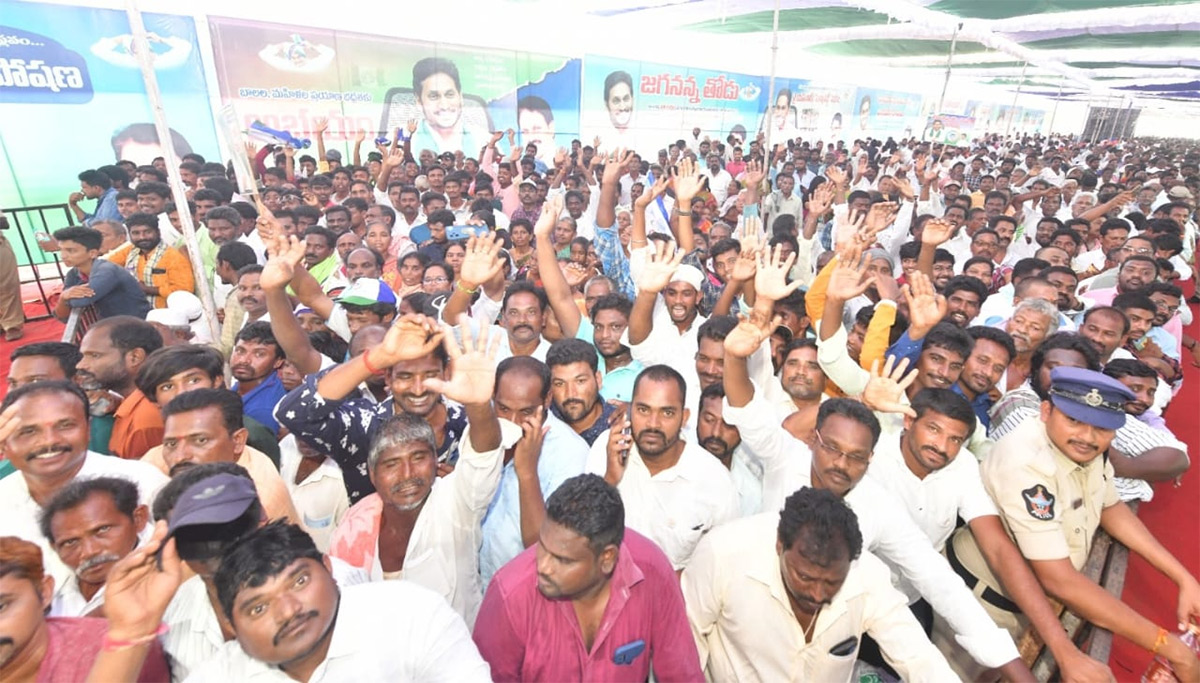 CM_20Jagan_20To_20Release_20YSR_20Matsyakara_20Bharosa_20Funds_20at_20Bapatla_20Nizampatnam-14.jpg 14