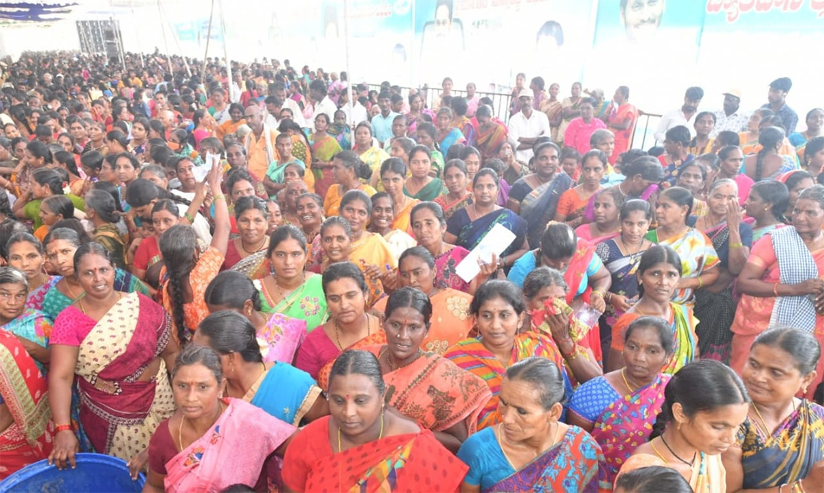 CM_20Jagan_20To_20Release_20YSR_20Matsyakara_20Bharosa_20Funds_20at_20Bapatla_20Nizampatnam-4.jpg 4