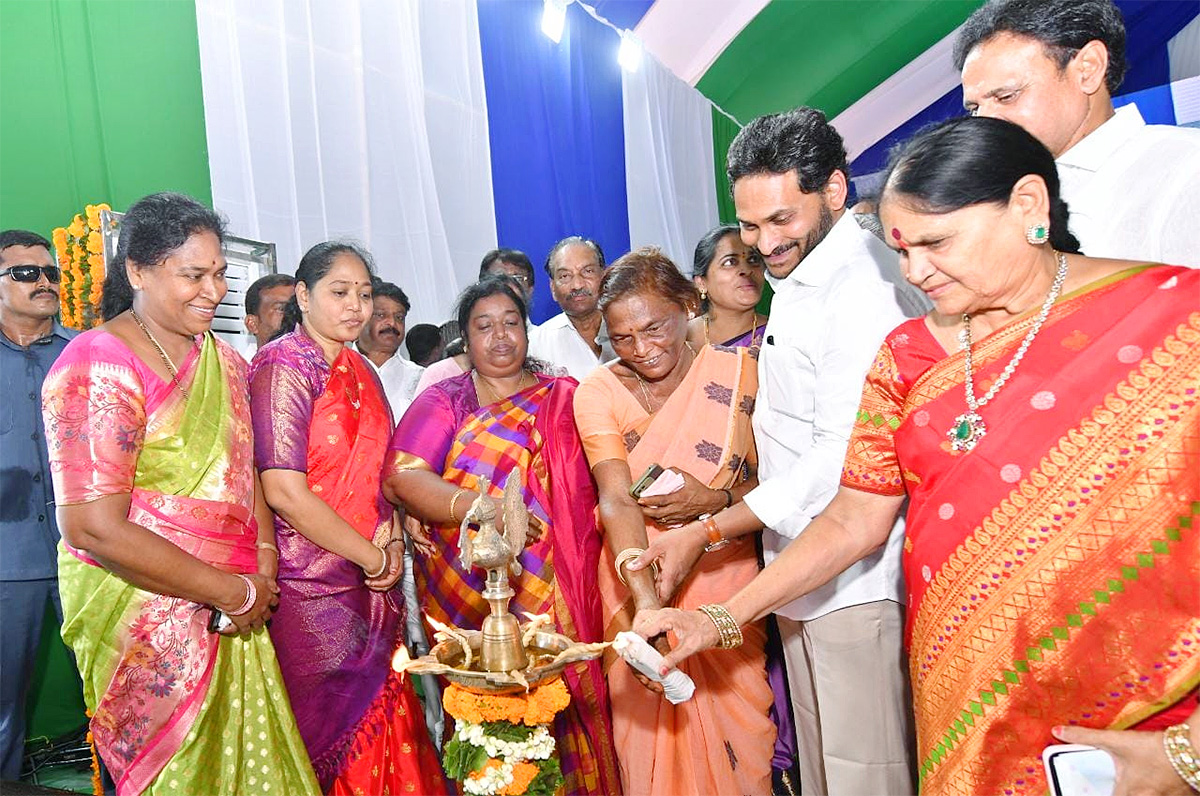 CM_20Jagan_20To_20Release_20YSR_20Matsyakara_20Bharosa_20Funds_20at_20Bapatla_20Nizampatnam_20Photo_20Gallery-10.jpg 9