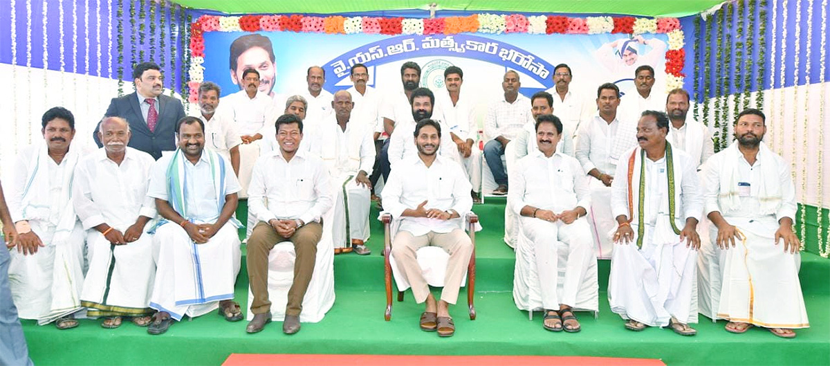 CM_20Jagan_20To_20Release_20YSR_20Matsyakara_20Bharosa_20Funds_20at_20Bapatla_20Nizampatnam_20Photo_20Gallery-11.jpg 10