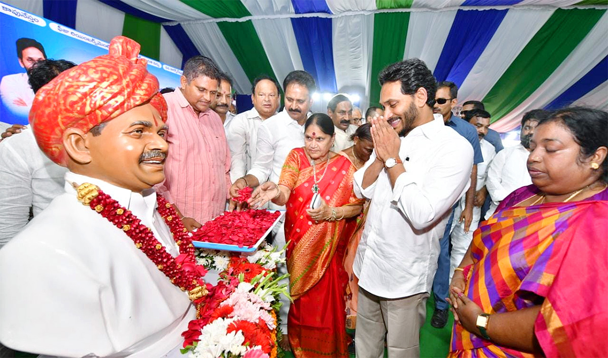 CM_20Jagan_20To_20Release_20YSR_20Matsyakara_20Bharosa_20Funds_20at_20Bapatla_20Nizampatnam_20Photo_20Gallery-12.jpg 11