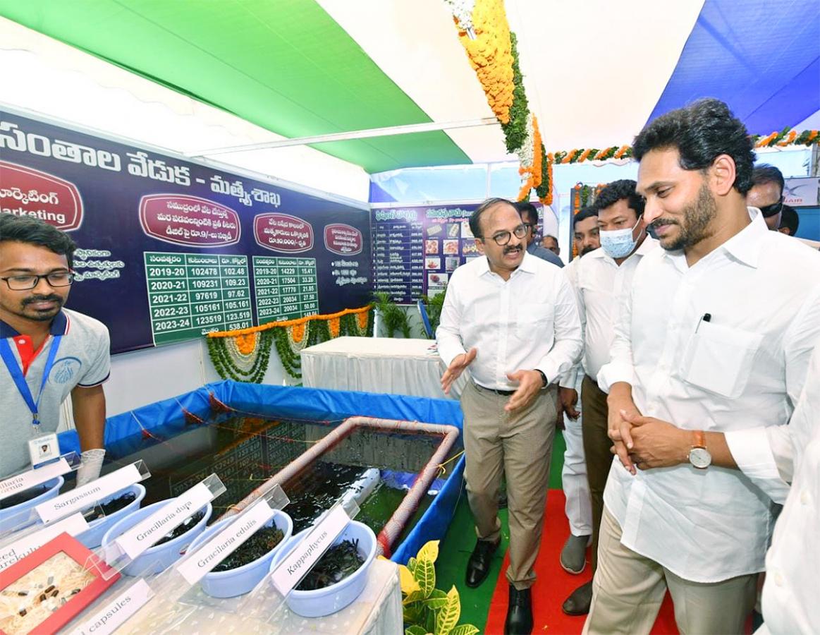 CM_20Jagan_20To_20Release_20YSR_20Matsyakara_20Bharosa_20Funds_20at_20Bapatla_20Nizampatnam_20Photo_20Gallery-3.jpg 3