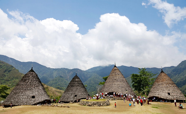 04-Indonesia_20Manggarai_20Huts.jpg 5