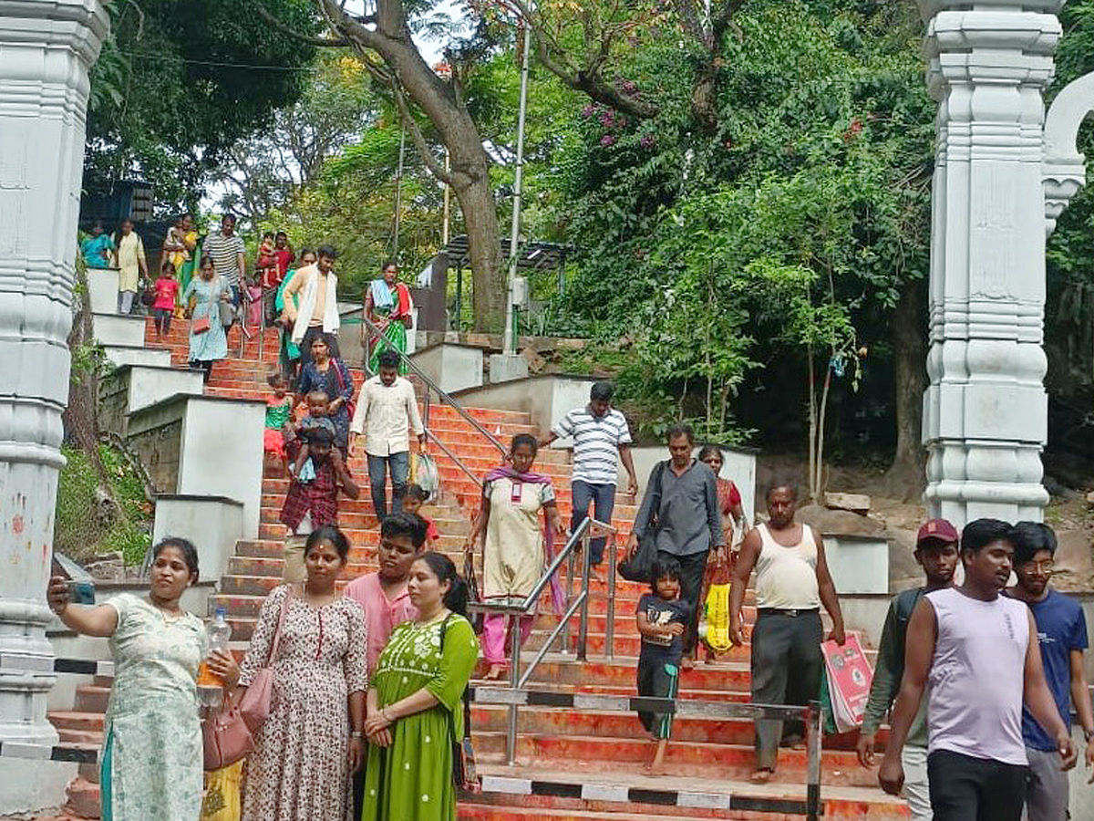 Devotees_20Huge_20Crowd_20at_20Tirumala_20Temple_20Photos_3.jpg 4