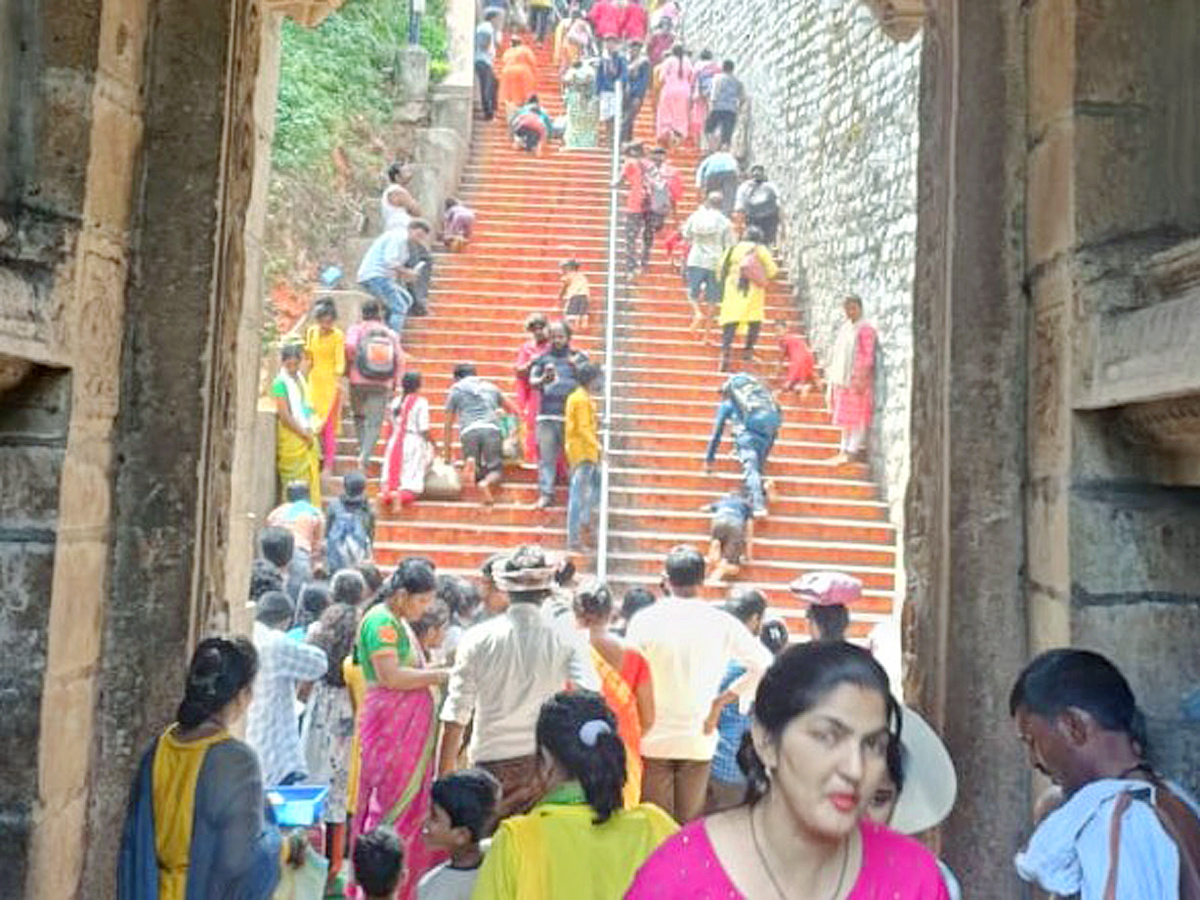 Devotees_20Huge_20Crowd_20at_20Tirumala_20Temple_20Photos_6.jpg 7