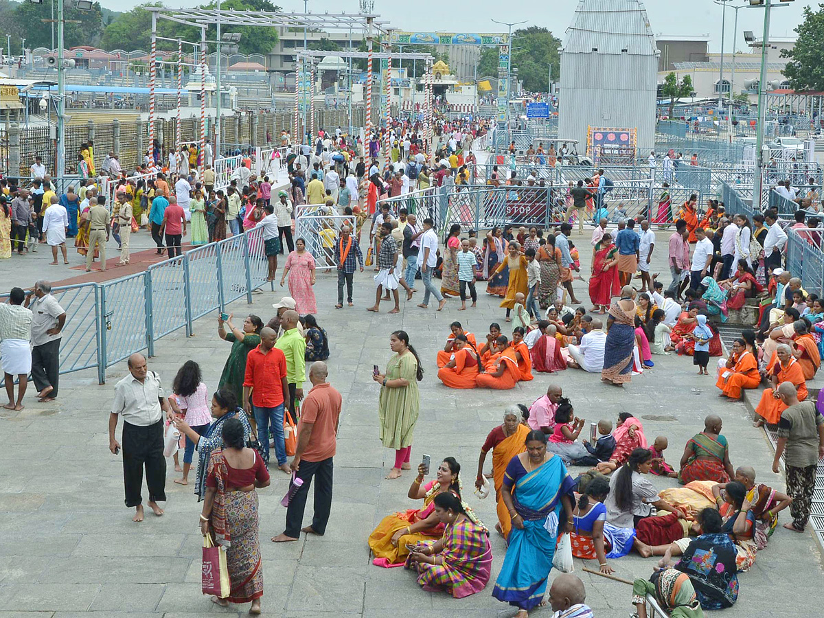 Devotees_20Huge_20Crowd_20at_20Tirumala_20Temple_20Photos_9.jpg 10