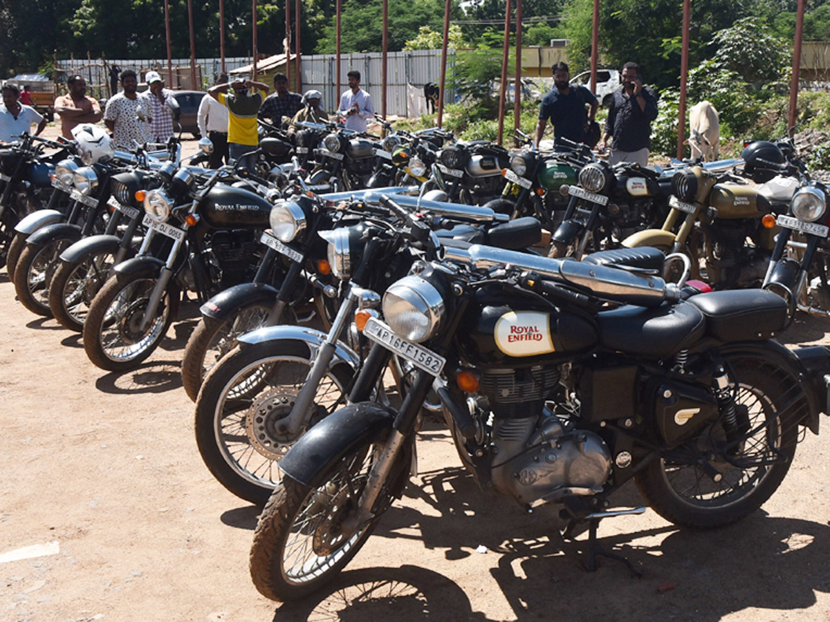Police_20Crushing_20Bike_20Silencers_20Using_20Road_20Roller.jpg 10
