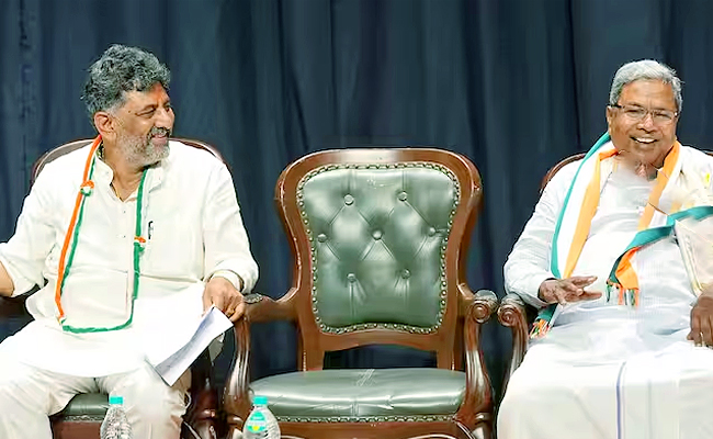 Siddaramaiah-and-DK-Shivakumar-are-fighting-for-cm.jpg