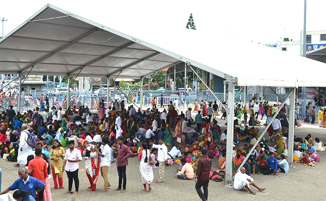 Summer-Holidays-Huge-Crowd-at-Tirumala-Devotees-Line.jpg