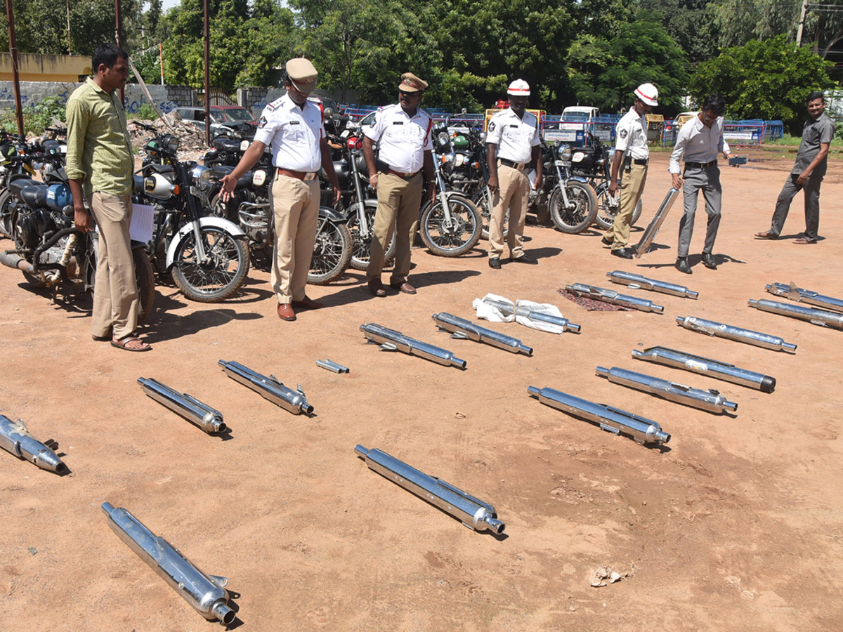 crushing_20bike_20silencers.jpg 4