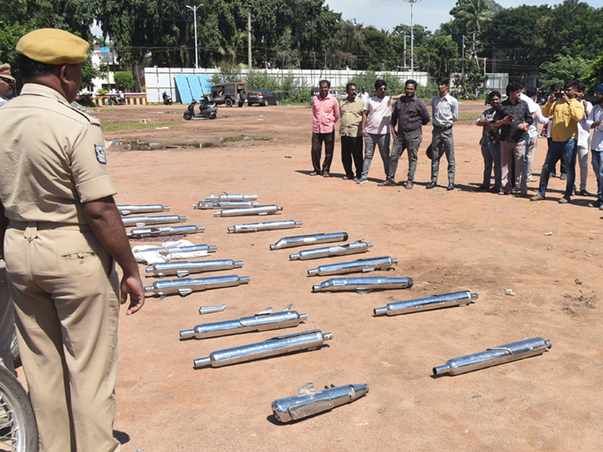 police_20crush_20loud_20silencers_20of_20modified_20bikes_20in_20vizag.jpg 8