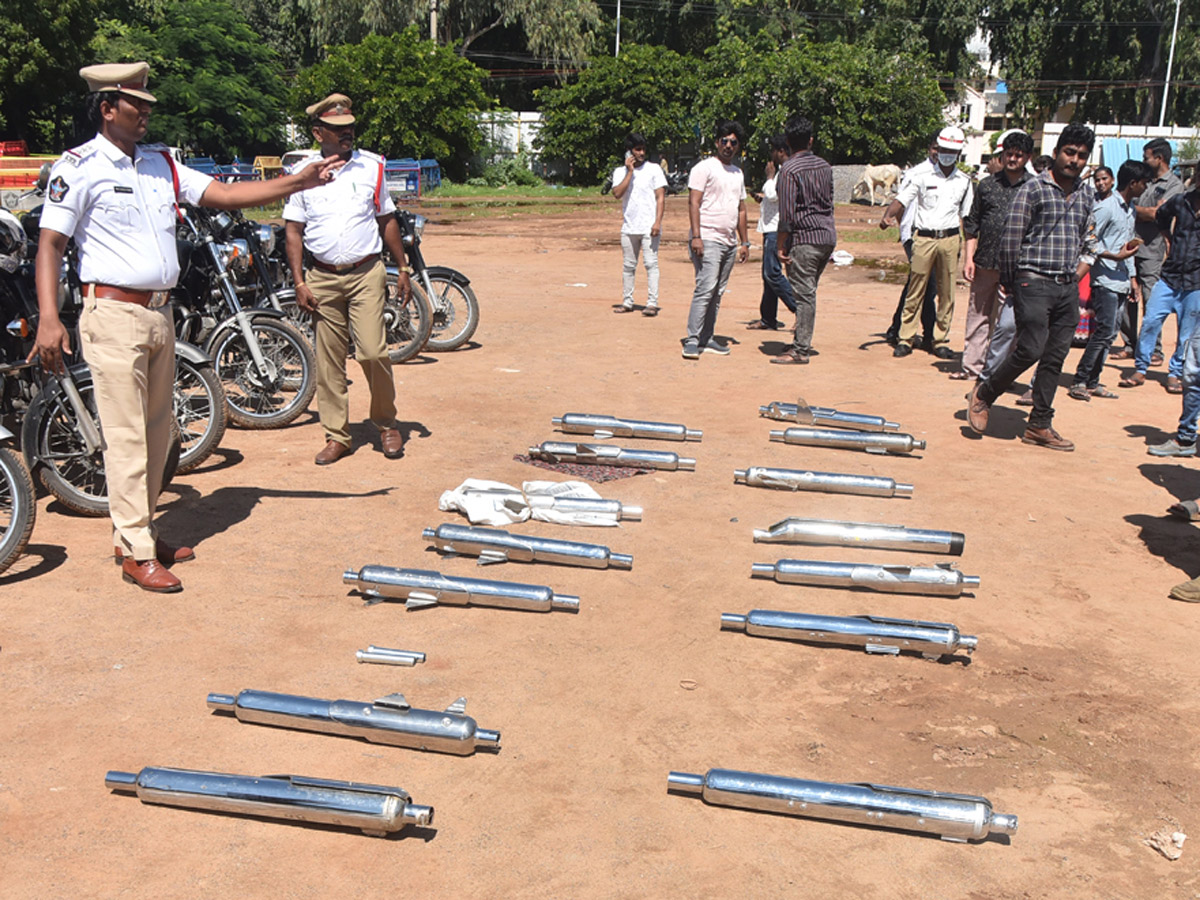 police_20crushing_20bike_20silencers.jpg 11