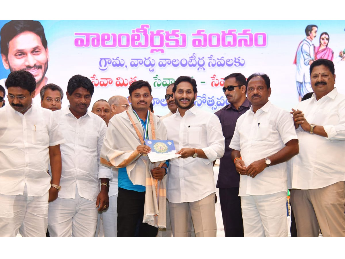 CM_20YS_20Jagan_20Attends_20Volunteer_20Vandanam_20Award_20Presentation_20In_20Vijayawada_20Photos_21.jpg 21