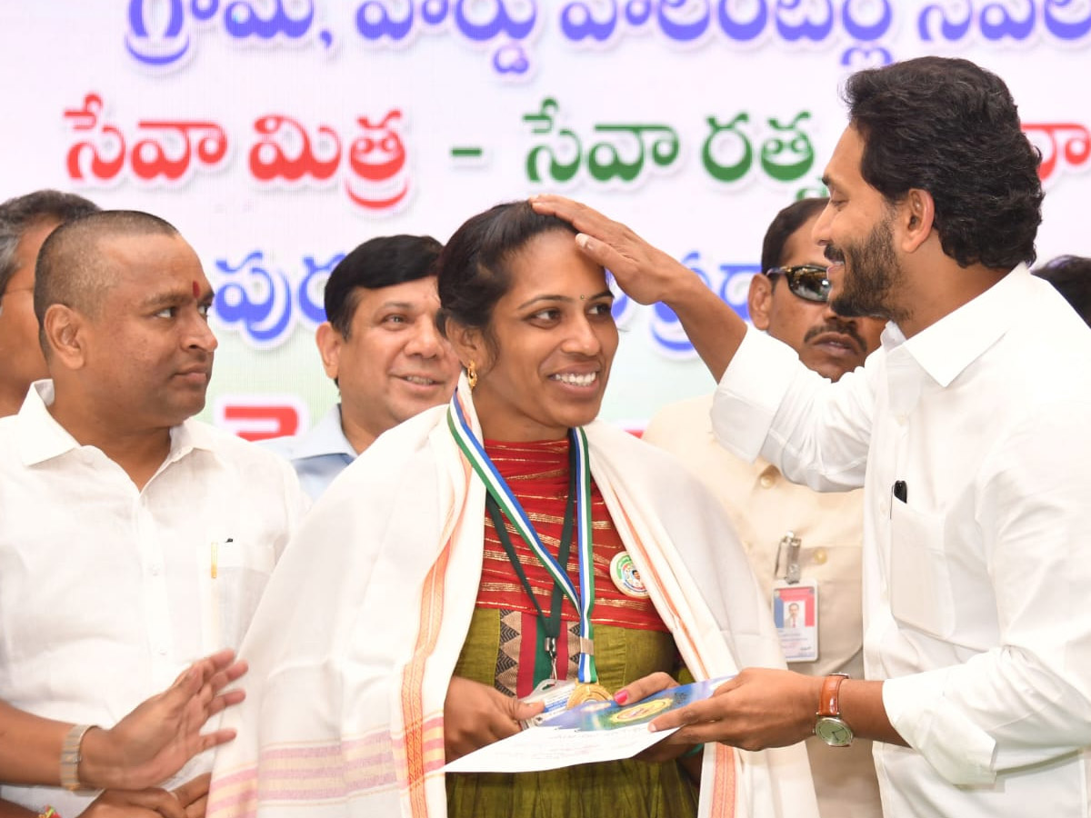 CM_20YS_20Jagan_20Attends_20Volunteer_20Vandanam_20Award_20Presentation_20In_20Vijayawada_20Photos_30.jpg 30