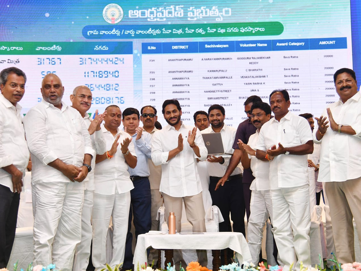 CM_20YS_20Jagan_20Attends_20Volunteer_20Vandanam_20Award_20Presentation_20In_20Vijayawada_20Photos_32.jpg 32