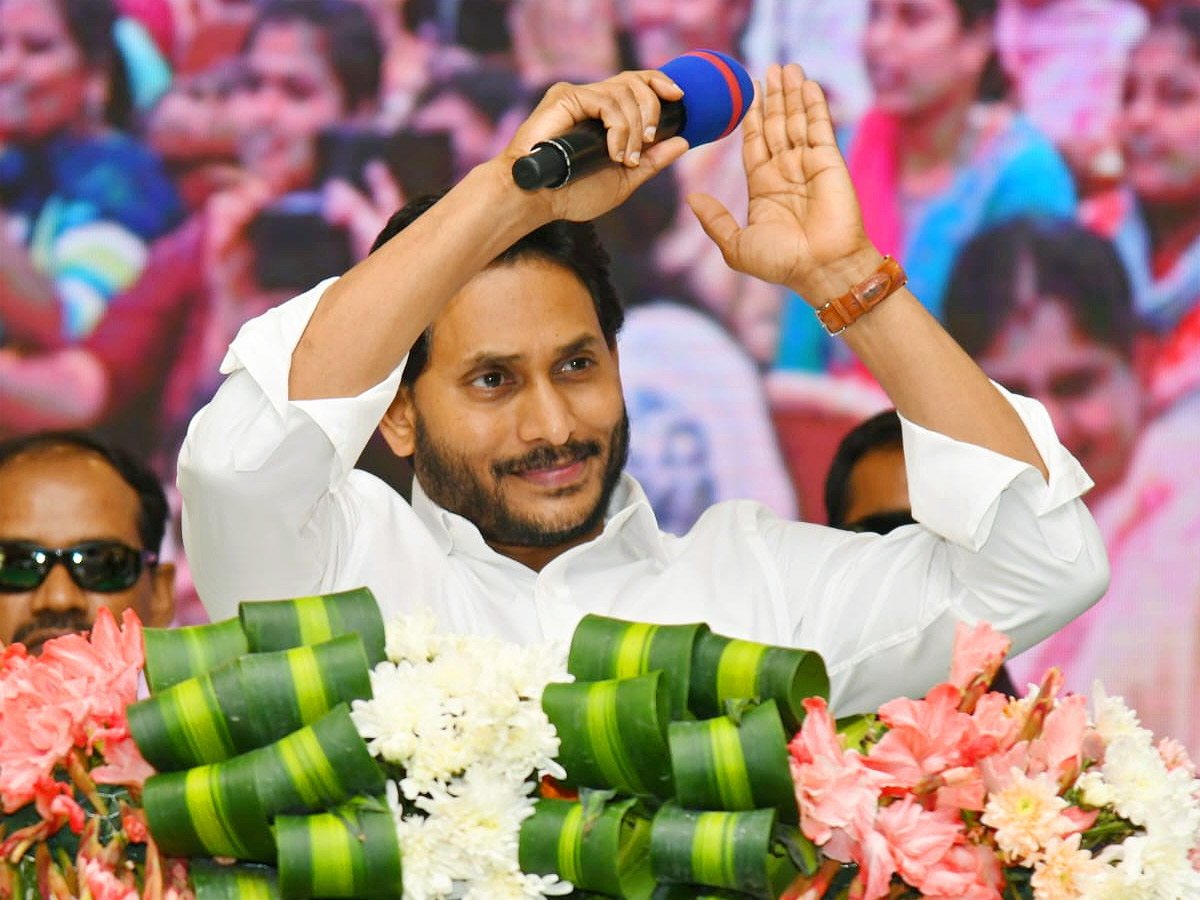 CM_20YS_20Jagan_20Attends_20Volunteer_20Vandanam_20Award_20Presentation_20In_20Vijayawada_20Photos_37.jpg 37