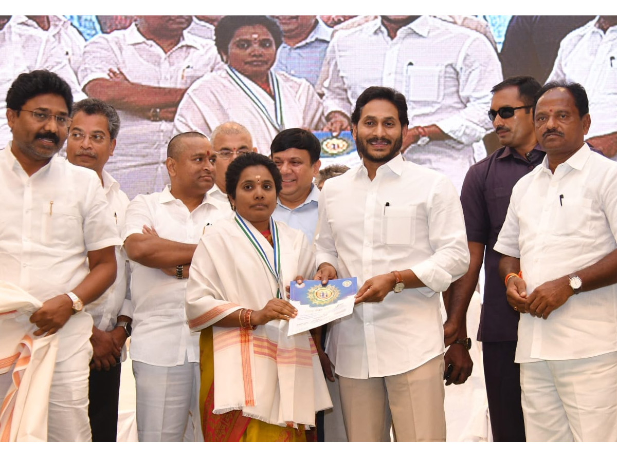 CM_20YS_20Jagan_20Attends_20Volunteer_20Vandanam_20Award_20Presentation_20In_20Vijayawada_20Photos_41.jpg 41