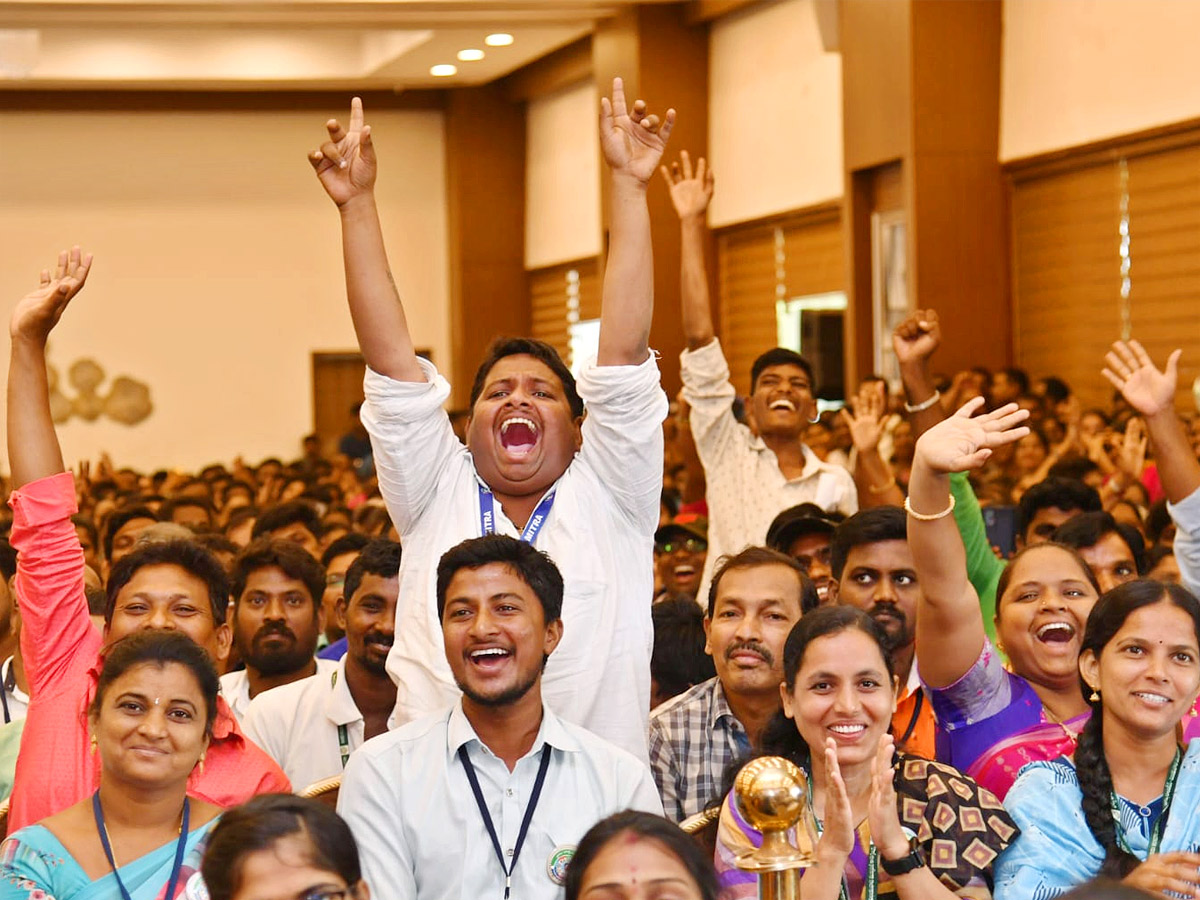 CM_20YS_20Jagan_20Attends_20Volunteer_20Vandanam_20Award_20Presentation_20In_20Vijayawada_20Photos_8.jpg 9