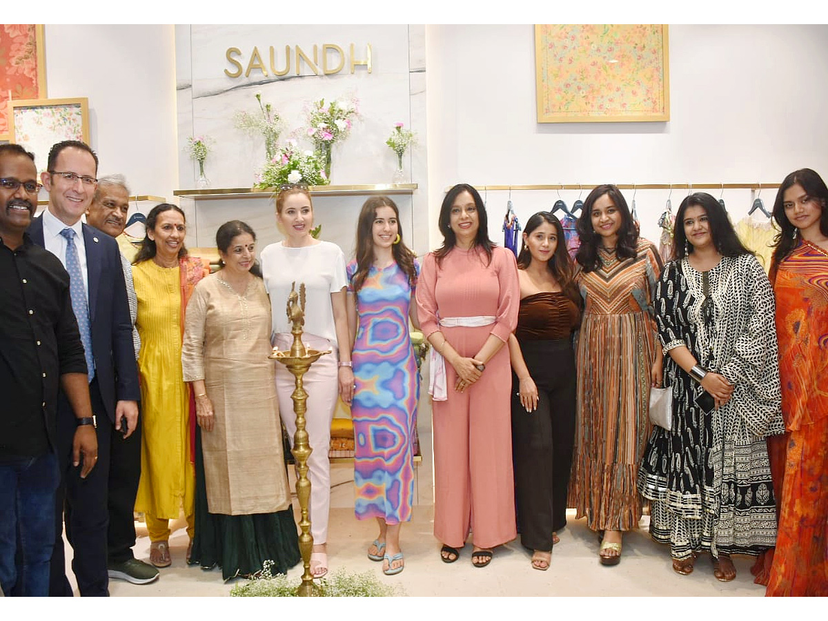 Models_20opening_20cloth_20store_20Photos_4.jpg 3
