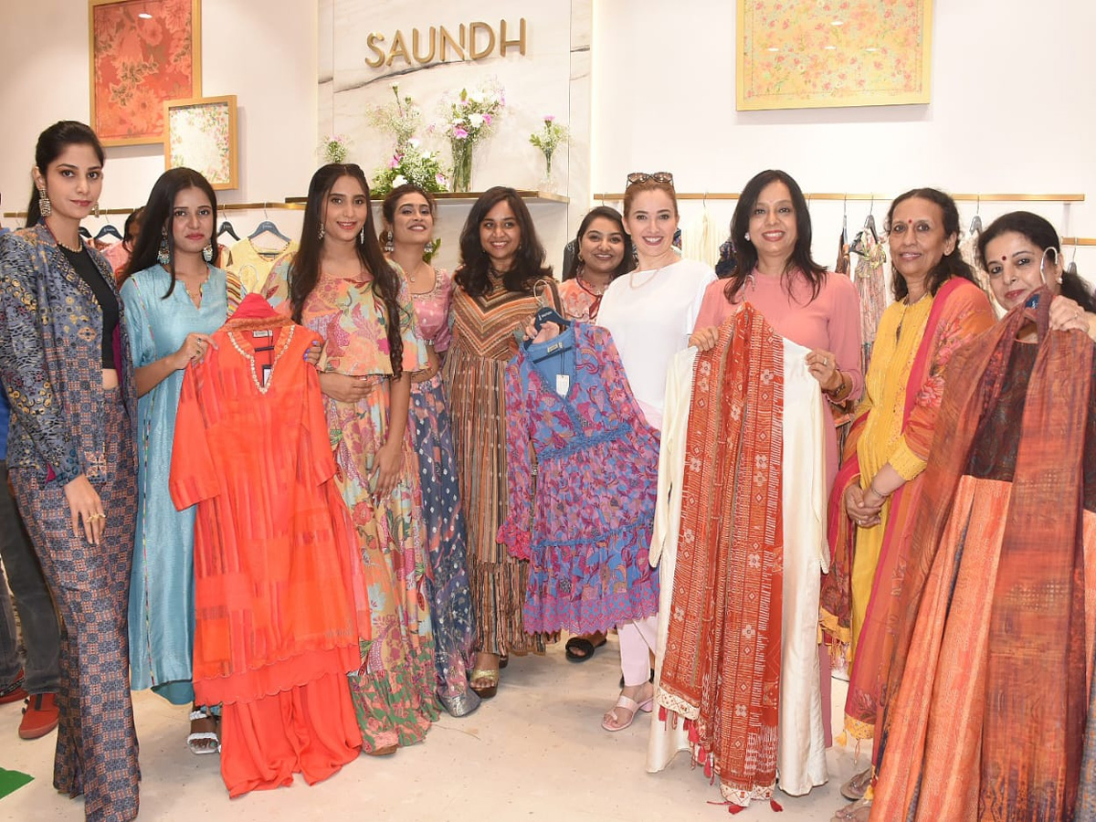 Models_20opening_20cloth_20store_20Photos_6.jpg 4