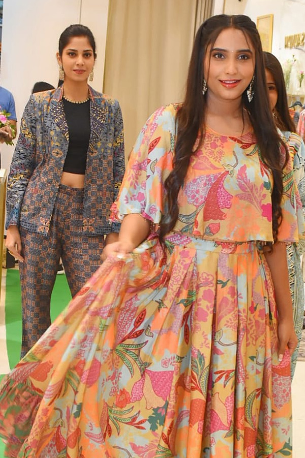 Models_20opening_20cloth_20store_20Photos_9.jpg 11