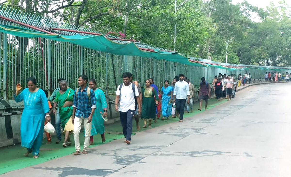 devotees_20rush_20in_20tirumala.jpg 4