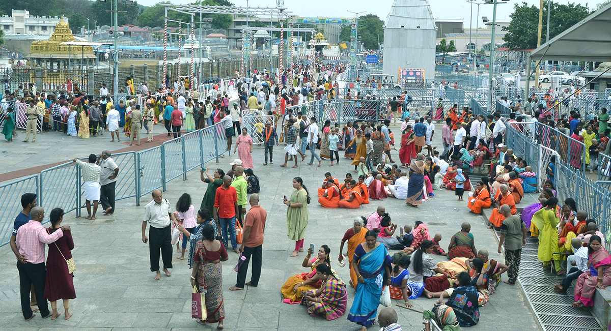 huge_20devotees_20rush_20at_20tirumala.jpg 1