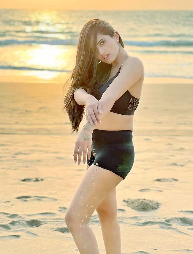 sravanthi_20chokarapu_20hot.jpg 7