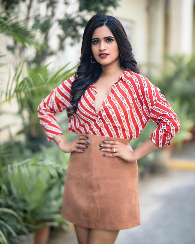 sravanthi_20chokkarapu_20shorts.jpg 17