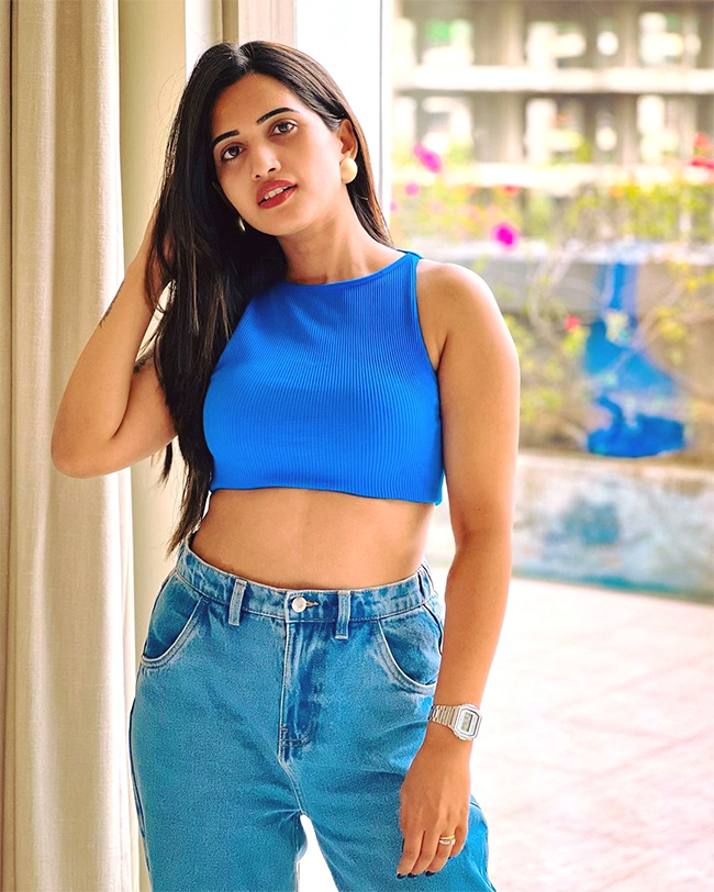 sravanti_20chokarapu_20hot.jpg 21